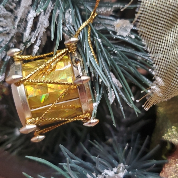 Handmade Christmas Floral, "Snowflakes Are Angel Kisses"! - Picture 5 of 6